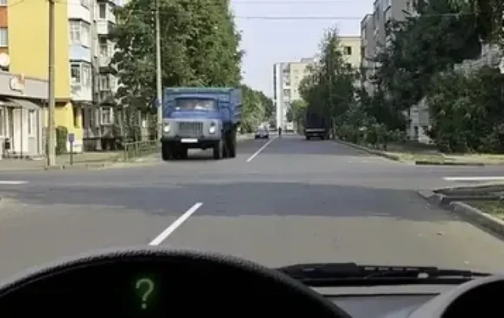 88% водителей ошибаются: нужно ли включать поворотник &mdash; ответ ПДД однозначный