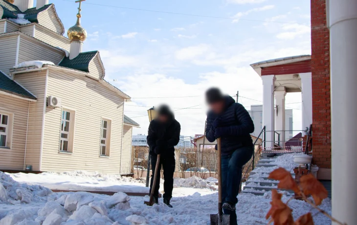 В Якутске осужденные расчистили снег на территории женского монастыря