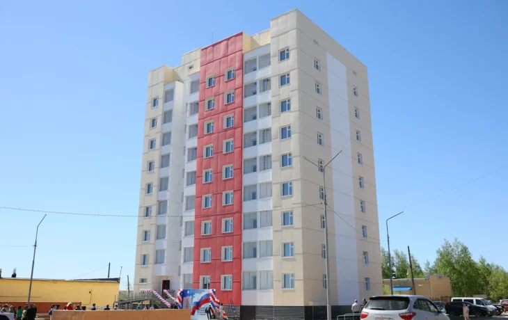Многоквартирный дом для работников образования открыли в Мирном