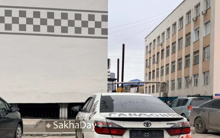 &laquo;Изменил сука!&raquo;: в Якутске автомобиль разрисовали краской