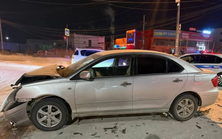 В Якутске в ДТП на перекрестке пострадали трое человек