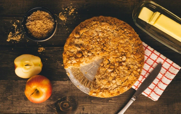 Я его слепила из того, что было &mdash; очень вкусный пирог-пятиминутка, когда в холодильнике есть только молоко и яблоки