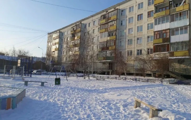 "Повалили на снег и били ногами": в Якутске двое мальчиков избили 8-летнего ребенка, требуя телефон