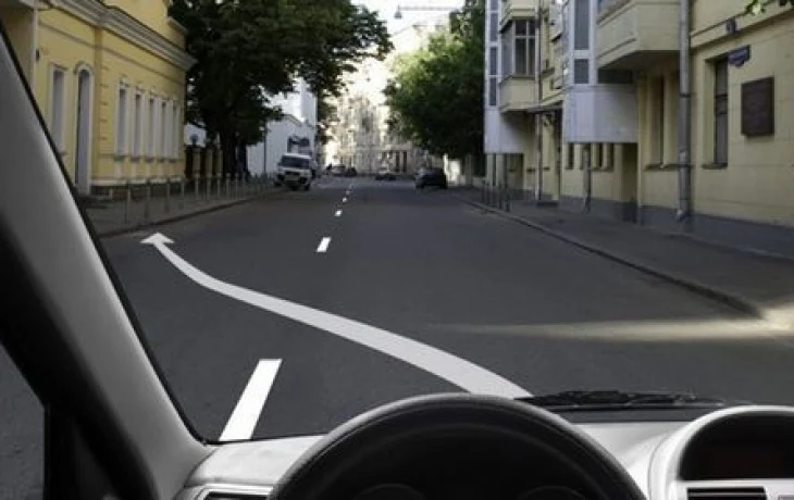 Зона без стоянки &mdash; этот знак часто недооценивают: 40% видели его на экзамене по ПДД в первый, но точно не в последний раз
