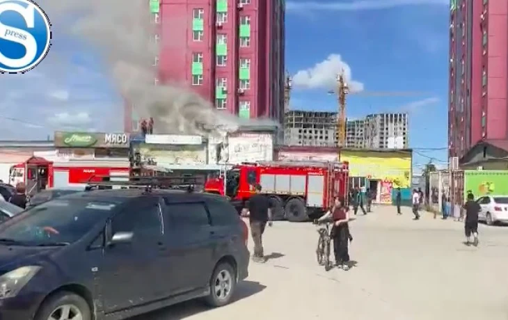 В Якутске произошел пожар на оптовой базе