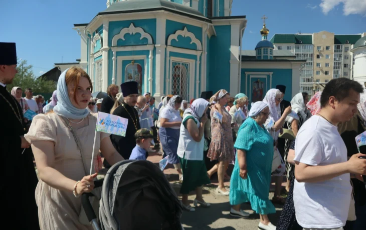 Православные жители Якутска прошли крестным ходом в День семьи, любви и верности
