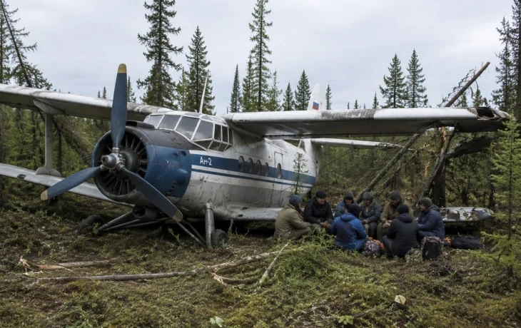 Ан-2 с восемью людьми на борту совершил аварийную посадку в лесу в Якутии