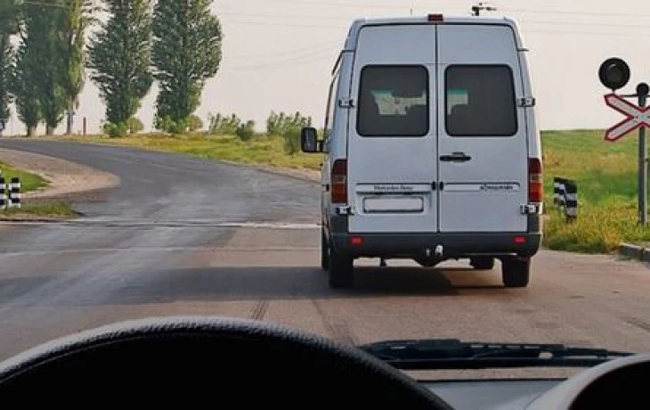 Поезд ушёл &mdash; обгонять боятся только перестраховщики: они и проваливают экзамен по ПДД с вероятностью 73%