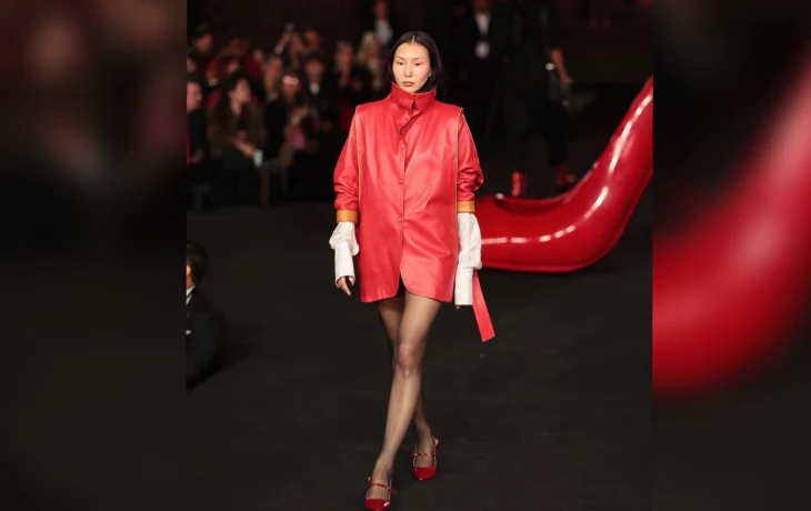 Модель из Якутии вышла на показ к премьере &laquo;Дьявол носит Prada 2&raquo; с Мерил Стрип и Энн Хэтуэй