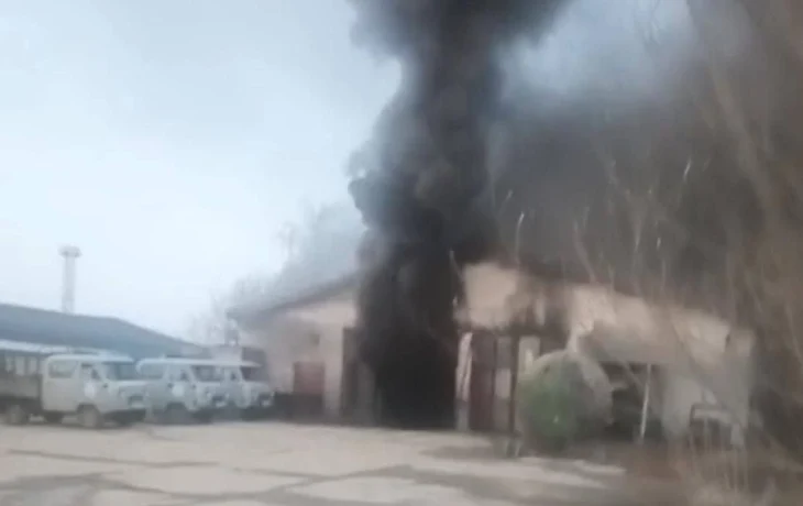 В Якутске произошел пожар в гараже МУП "Жилкомсервис"