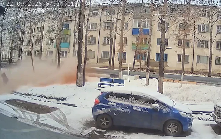 Прямо на улице в Чульмане лопнула труба горячего водоснабжения