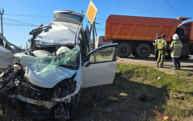 В Нюрбе Якутии столкнулись Toyota и КамАЗ: водителя деблокировали спасатели
