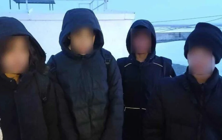 В Якутске спасатели эвакуировали детей с крыши многоэтажки