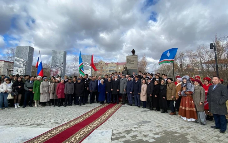 Власти и жители Якутии почтили память первого Президента республики