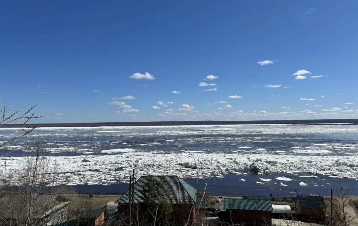 На реке Лене в районе Якутска наблюдаются подвижки льда и густой ледоход