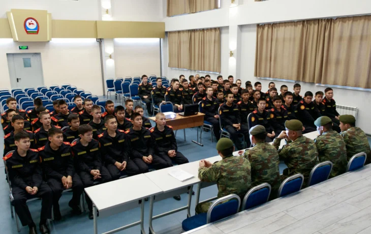 Сотрудник спецназа УФСИН провел урок мужества