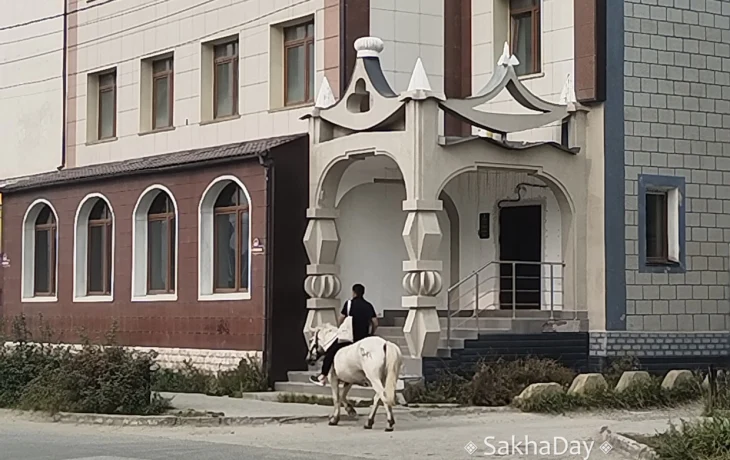 В Якутске видели загадочного принца на белом коне