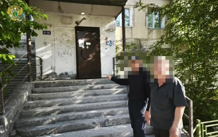 Пьяный житель Якутска вломился в чужую квартиру, напугал девочку и угрожал полицейскому