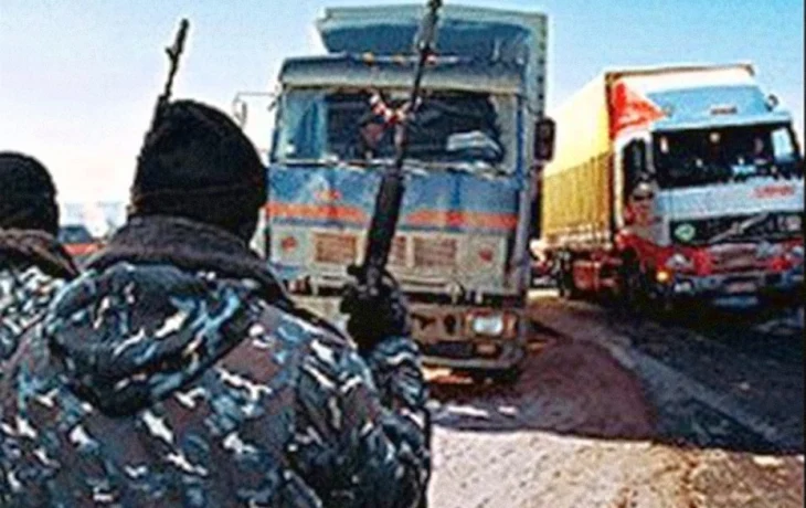 На среднеколымской трассе совершено вооруженное нападение на колонну грузовиков в стиле 90-х