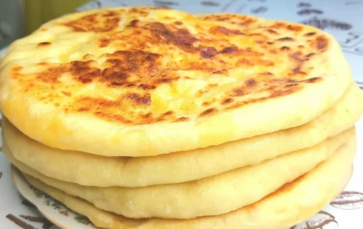 Завтрак для &laquo;вкусного&raquo; утра: ленивый хачапури на сковороде за 15 минут &mdash; румяный, сырный, горячий
