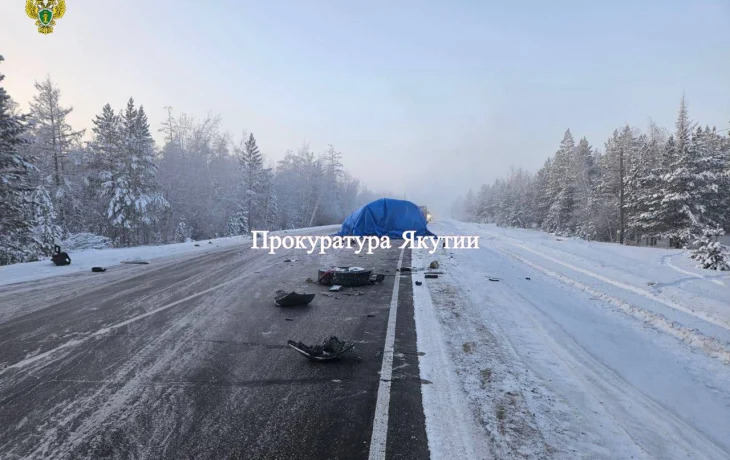 Три человека погибли при столкновении легковушки с грузовиком в Якутии