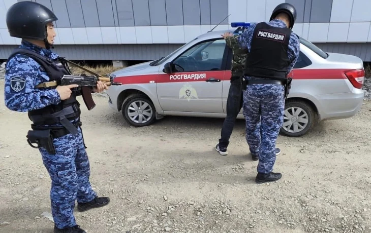 В Покровске росгвардейцы задержали спящего в торговом центре мужчину, который перед этим украл обувь
