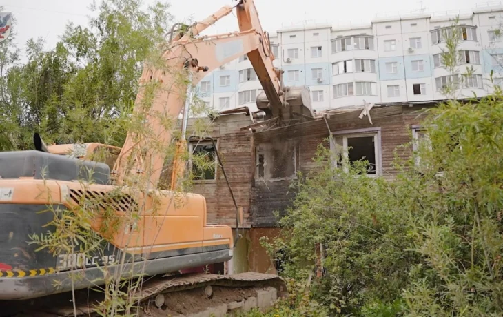 В Якутске сносят аварийный многоквартирный дом на улице Халтурина