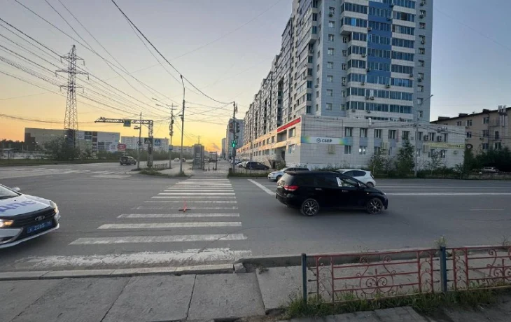 В Якутске водитель сбил двух пешеходов на переходе