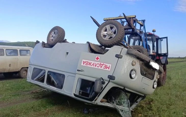 В Чурапчинском улусе перевернулась машина Скорой помощи, везшая тяжелобольного: Пострадали трое человек