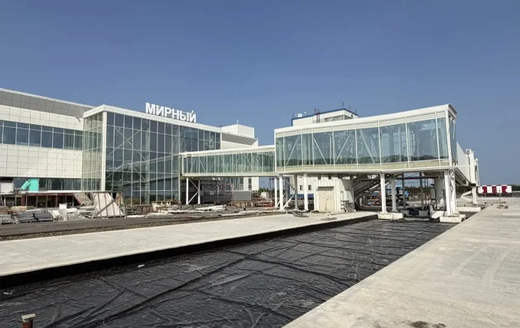 В новом аэропорту Мирного бетонируют взлетную полосу и стеклят галереи терминала