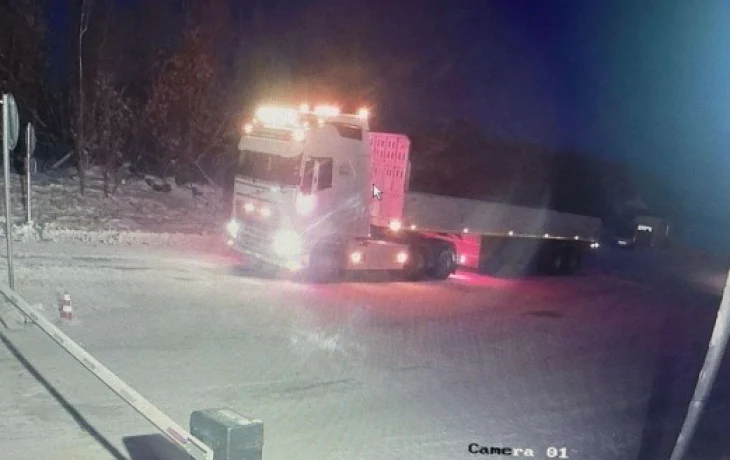 Водитель Volvo повредил ледовое полотно автозимника Хатассы - Павловск: Повышение грузоподъемности переносится
