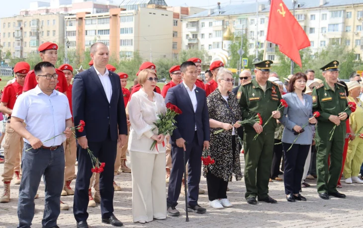 В День памяти и скорби в Якутске возложили цветы на площади Победы