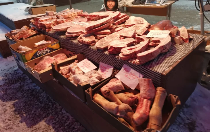 Фоторепортаж: обзор цен на мясные продукты на Крестьянском рынке Якутска