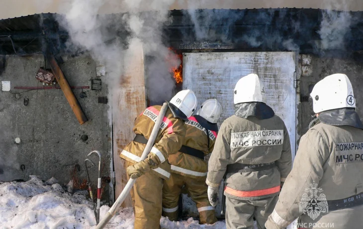 В Якутске устанавливают личность погибшего при пожаре в кооперативных гаражах