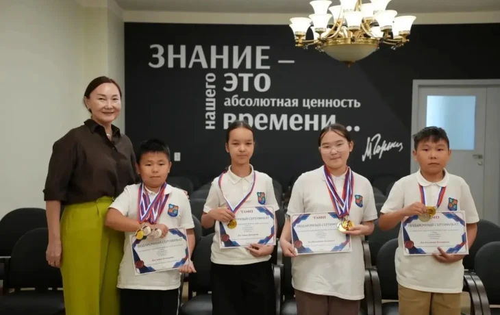 Чемпионам России по шашкам из 39-й школы вручили сертификаты на школьную форму от TASHI SCHOOL