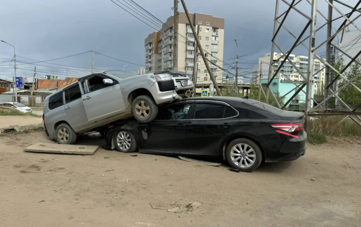 Пьяный водитель на "Toyota Probox" врезался в припаркованную &ldquo;Toyota Camry&rdquo; в Якутске