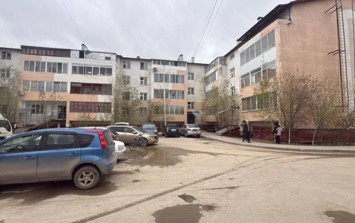 В Якутске во дворе дома на улице Рыдзинского водитель сбил ребенка на велосипеде