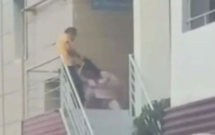 В Якутске мужчина таскал за волосы и пинал женщину на крыльце дома: Полиция установила личность драчуна