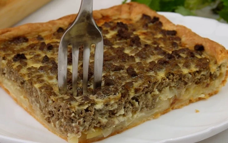 Хрустящее тесто и&nbsp;сочная начинка: мясной пирог на&nbsp;скорую руку&nbsp;&mdash; домашняя выпечка за&nbsp;10 минут