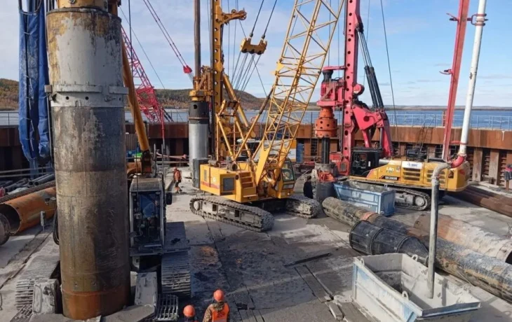 Строители Ленского моста установили больше трети свай под опоры Ленского моста