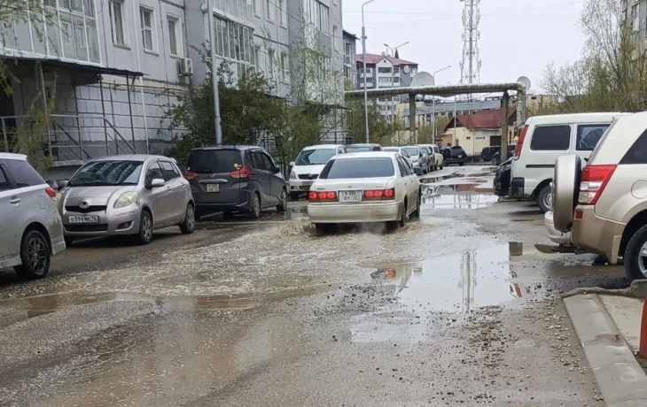 Жители Якутска жалуются на разваливающиеся после ремонта дворы