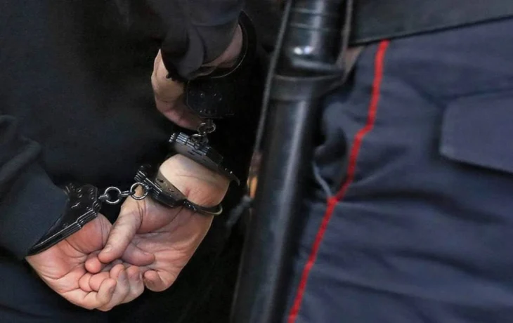 В Якутске прохожий украл золотую цепочку из автомобиля