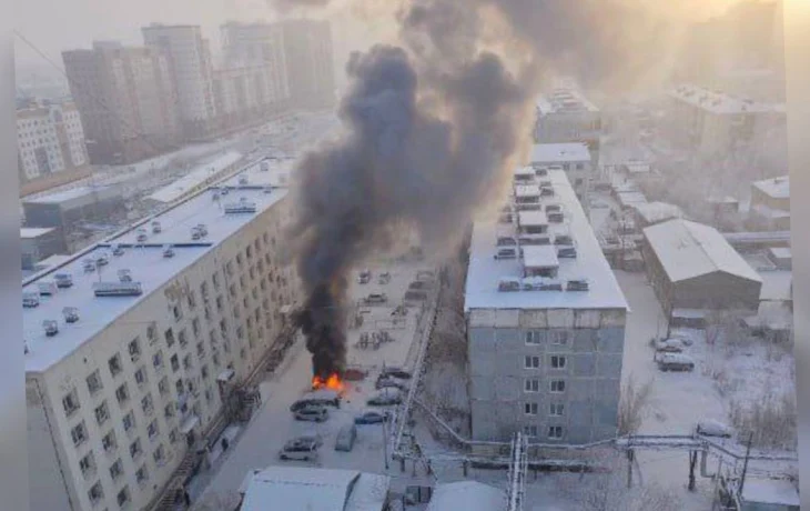 Автомобиль сгорел в Якутске во дворе жилого дома