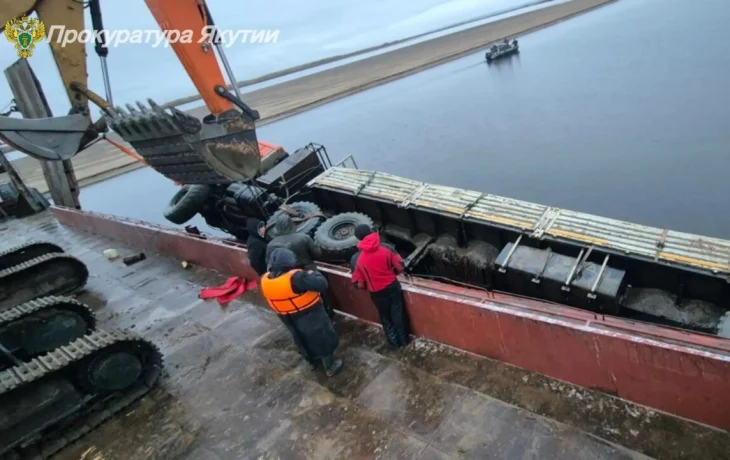 Затонувший &laquo;КАМАЗ&raquo; извлекли из воды в Нижнем Бестяхе Якутии
