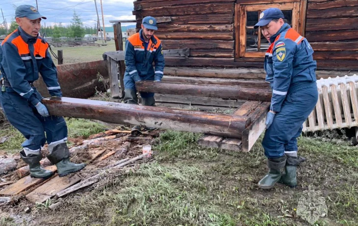 В пострадавший от паводка Оймяконский район Якутии продолжают поступать стройматериалы