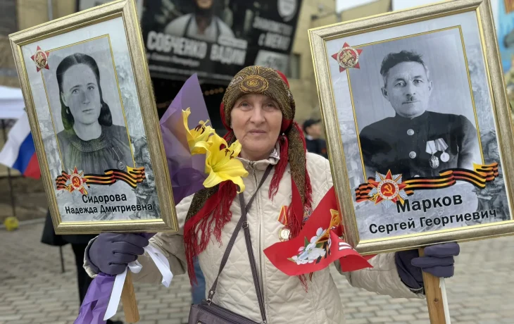 Встала в строй с портретом матери-трактористки: Светлана Скуратова присоединилась к шествию &laquo;Бессмертного полка&raquo; в Якутске