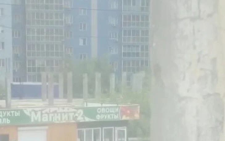 В соцсетях появилось видео, как вандал разбил автобусную остановку в Якутске