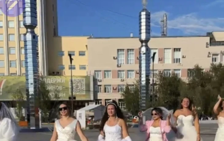 В Якутске прошел "Парад невест": Необычное и яркое событие