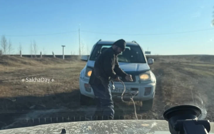 В Хатассах фермер спас девушку, чей автомобиль увяз в бездорожье