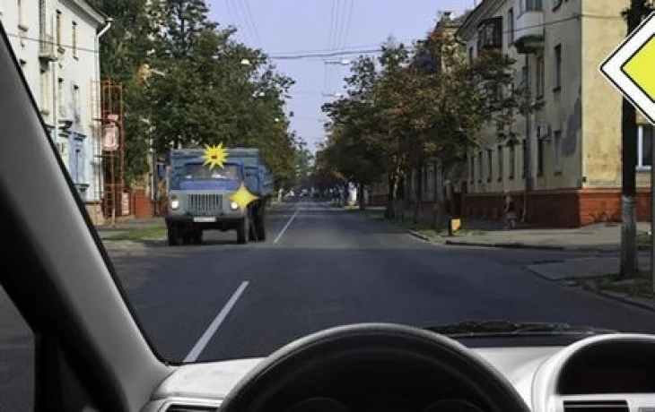 Не каждый мигающий освобождает от соблюдения правил &mdash; цвет лампочки на крыше не даёт права на ошибку: экзамен ПДД выяснил, чего не знали 48% сдававших